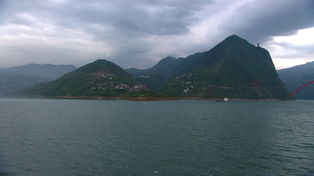 一艘船在长江三峡地区航行时拍摄的跟踪镜头。视频下载