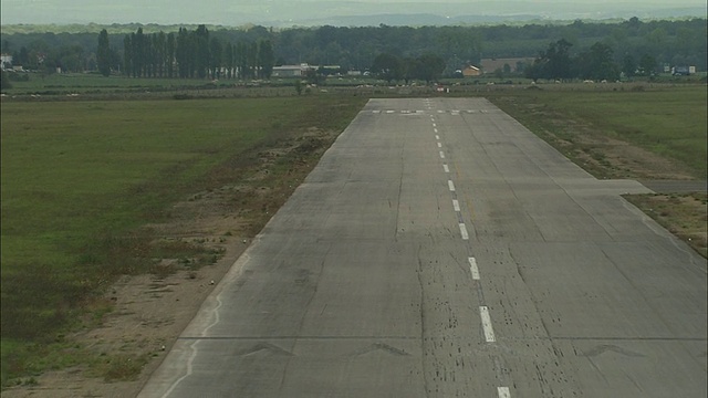 在champforuil机场跑道上降落视频下载