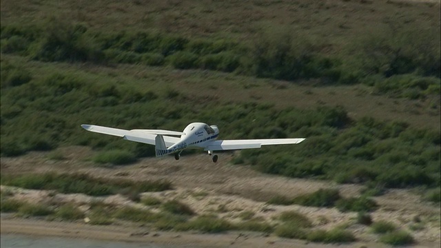 轻型飞机在蒙彼利埃机场降落后视频下载