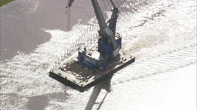 不来梅附近韦瑟河上的驳船起重机视频下载