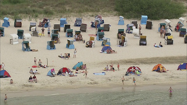 泽巴德·赫灵斯多夫和班辛拥挤的海滩视频下载