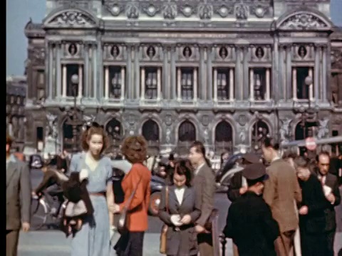 背景/巴黎，20世纪40年代，人们从地铁入口到歌剧院的楼梯上向上倾斜视频购买