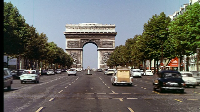 法国巴黎，绿树成荫的香榭丽舍大道上的交通，凯旋门为背景视频素材