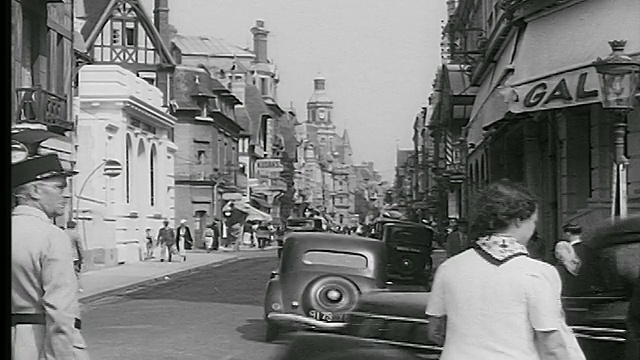 20世纪30年代，法国特鲁维尔交叉口，指挥交通的警察和过马路的人视频下载