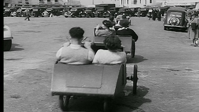 20世纪30年代，法国特卢维尔，后视镜夫妇驾驶卡丁车视频下载