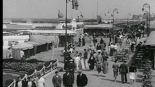20世纪30年代的高角度人群行走在木板路上，多维尔，法国诺曼底视频下载
