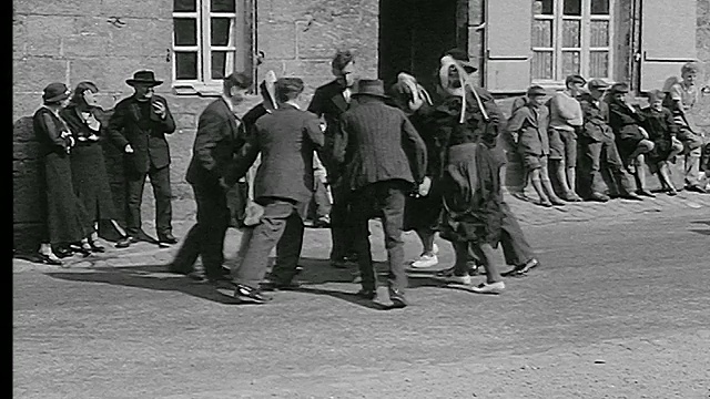 20世纪30年代，法国布列塔尼，洛克罗南，在村庄的婚礼庆典上跳圈舞视频下载