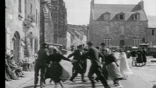 20世纪30年代，法国布列塔尼，洛克罗南，在村庄的婚礼庆典上跳圈舞视频下载
