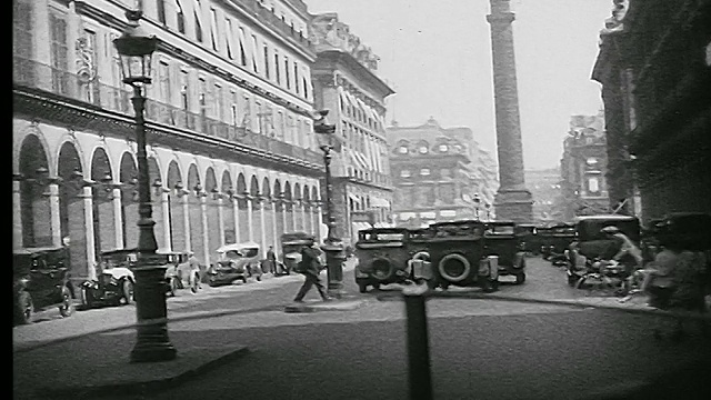 在Rue de la paaix大街上的1926年车景，交通和行人正穿过街道走向Colonne Vendome /巴黎视频素材