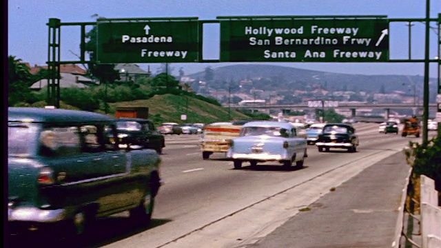 20世纪50年代洛杉矶高速公路上的交通/帕萨迪纳，好莱坞和圣贝纳迪诺高速公路的标志视频下载