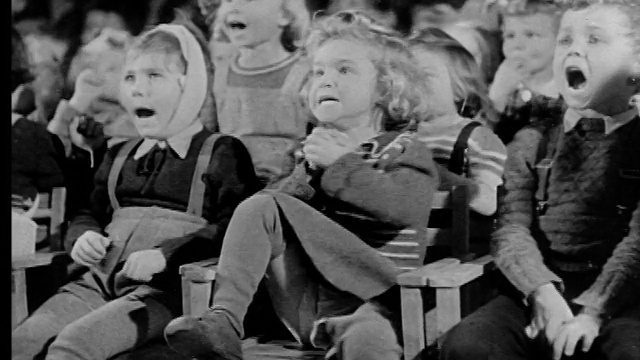 20世纪40年代，一群坐在剧院里的孩子对镜头外的动作感到恐惧视频下载