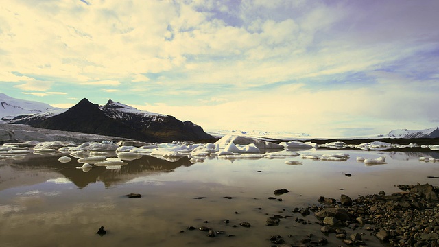 冰岛的冰川泻湖，日落时分的冰山和山脉视频素材