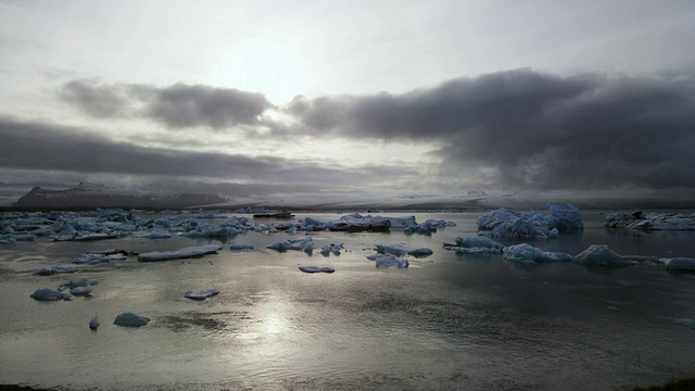日落时冰岛的冰川泻湖和冰山视频素材