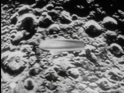 B/W高空跟踪火箭(模型)飞越月球表面视频下载