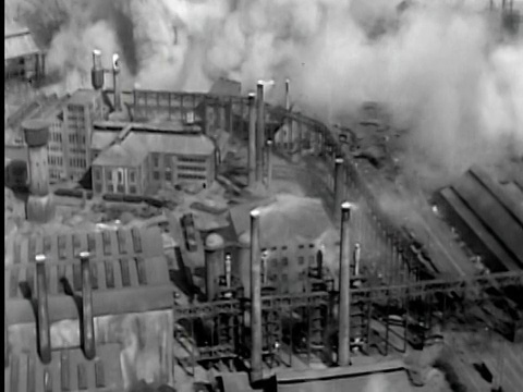 1910年拍摄的大烟囱爆炸的大工厂(模型)(第一次世界大战电影)“黎明巡逻”视频素材
