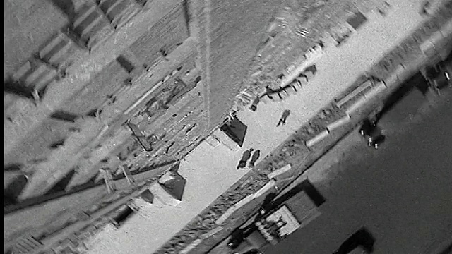 B/W旋转的视角从建筑物顶部下降到下面的人行道视频素材