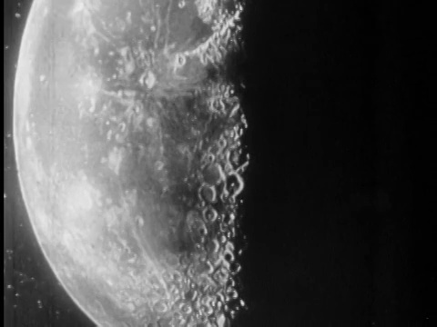 B/W火箭(模型)从照相机飞向月球视频下载