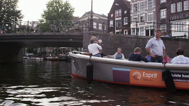 “荷兰阿姆斯特丹——大约2013年:2013年，荷兰阿姆斯特丹，egelantiergracht附近的人群和一座桥的照片”视频下载