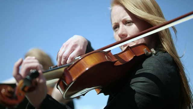 户外乐团-小提琴视频素材