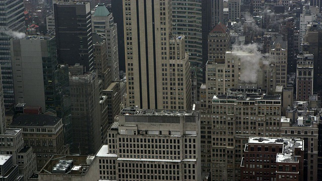 从屋顶往下看曼哈顿的建筑物的静态视图。视频下载