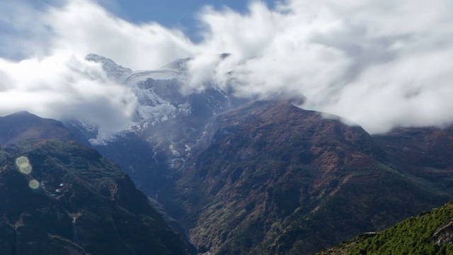 喜马拉雅山腰上一个色彩斑斓的村庄的延时拍摄。裁剪。视频素材