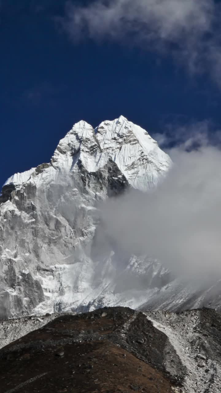 垂直拍摄的时间流逝的云在前面的喜马拉雅山峰。视频素材