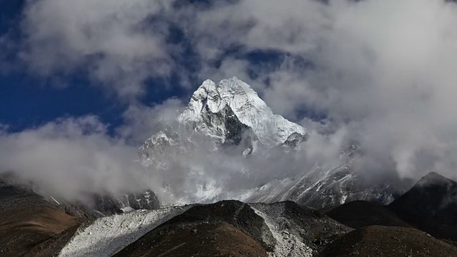 在喜马拉雅山峰前经过的云的延时。视频素材