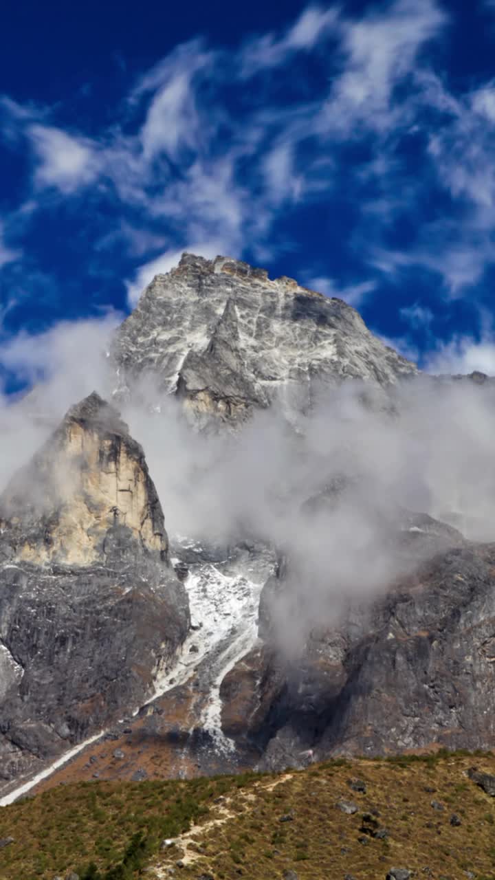 垂直拍摄的时间推移云旋转的喜马拉雅山峰。视频素材
