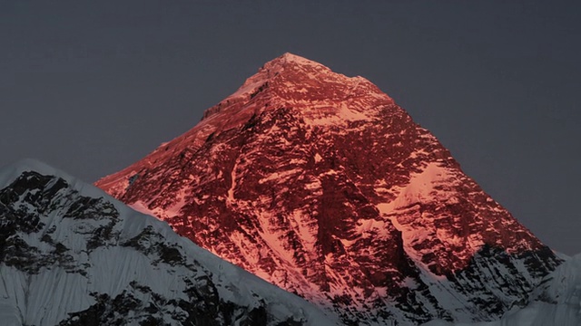 日落时分珠穆朗玛峰的延时平移镜头。视频下载
