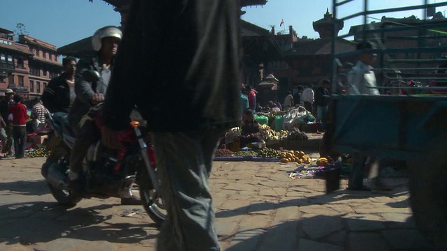 尼泊尔村庄里一条繁忙的街道。视频素材