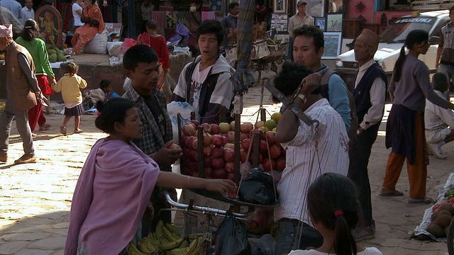 一名男子在尼泊尔的市场上称量商品。视频素材