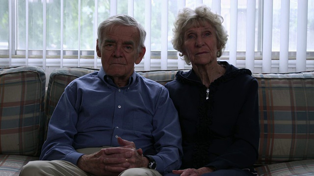 客厅里一对老年夫妇的静态照片。视频下载