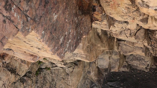 一个攀岩者从绳子上向上手持倾斜。视频素材