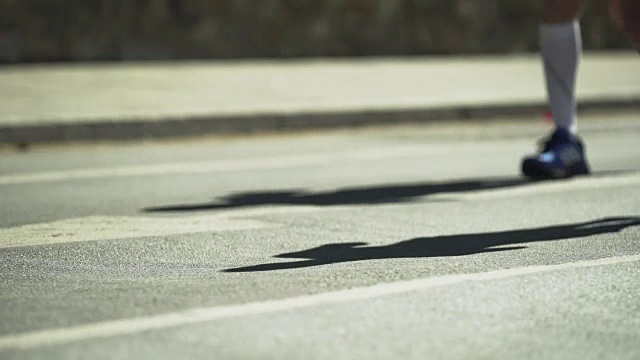 城市马拉松运动员的背光视频素材