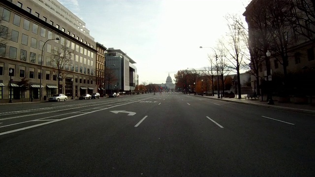 在一个阴天，一名手持枪手驾车前往华盛顿特区的美国国会大厦。视频下载