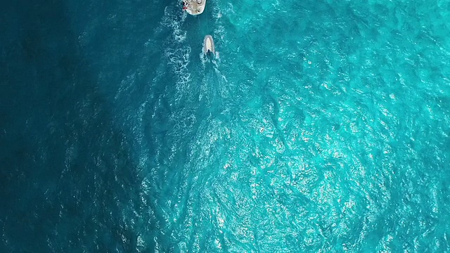航拍俯视帆船和美丽清澈的蓝色海洋视频下载