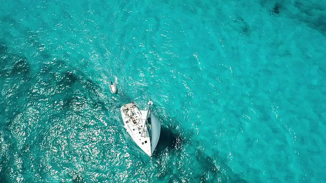 航拍看帆船和美丽的清澈的蓝色海洋视频素材