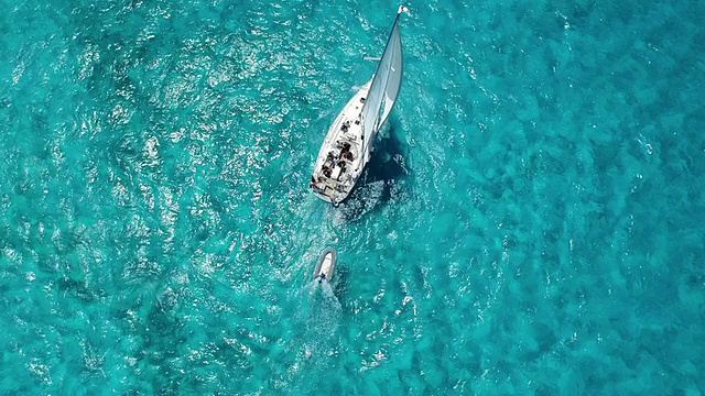 航拍俯视帆船和美丽清澈的蓝色海洋视频素材