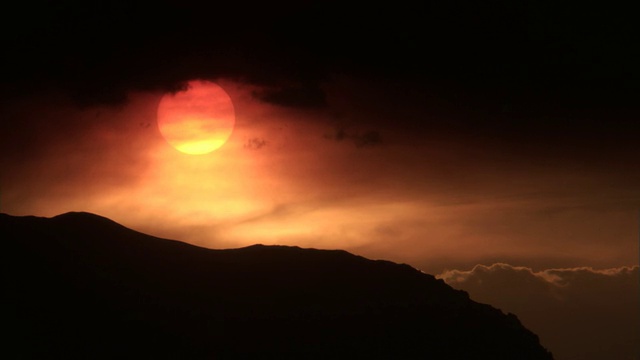 美国黄石公园的山和夕阳的橙色视频素材