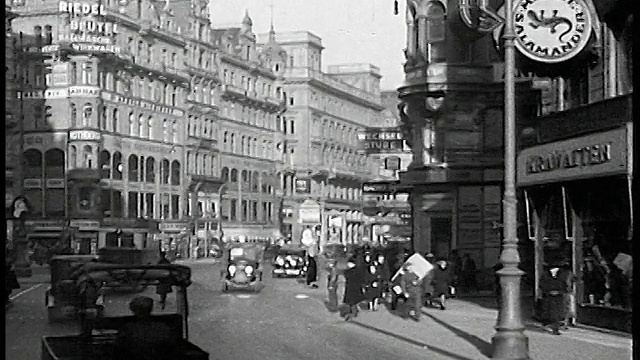 1930年代的汽车视角，在繁忙的城市街道上的交通/维也纳，奥地利视频素材