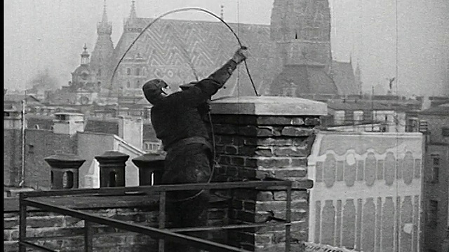 20世纪30年代的烟囱扫线刷进入烟囱/圣斯蒂芬大教堂背景/维也纳视频下载