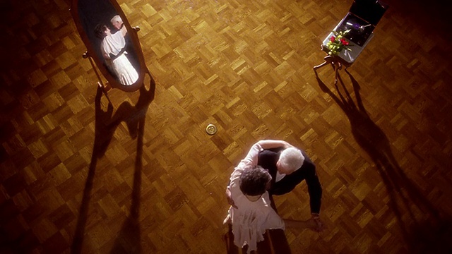 头顶上一对穿着正装的老夫妇在硬木地板上和镜子跳舞视频下载