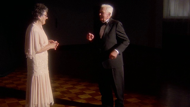 身着燕尾服的老男人在舞厅跳舞，老女人在一旁观看/他们开始跳舞视频下载