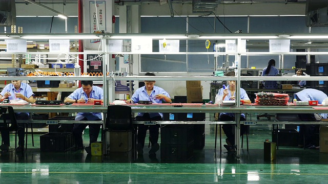 5名中国工人在一家大型民营工厂的电子生产线上组装电路板视频素材