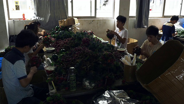 从义乌迁来的中国工人为欧洲出口制造廉价的圣诞装饰品、帽子和礼物视频下载