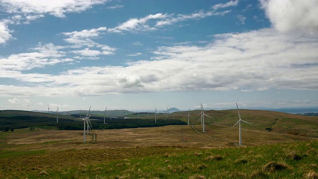在苏格兰的一个风电场的延时显示风力涡轮机都转向和重新定向到风的方向与动态云运动视频下载