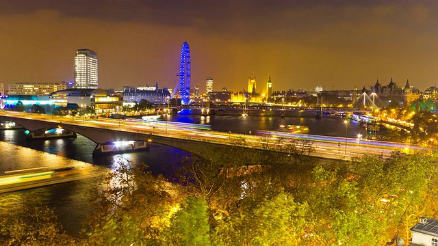 从萨默塞特宫的屋顶拍摄的伦敦和泰晤士河的夜景，显示了千禧轮、滑铁卢桥、威斯敏斯特和船只交通视频下载