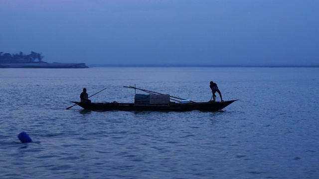 黄昏时分，快艇在孟加拉国三角洲的广阔水域上行驶，小船在卡穆纳河上捕鱼视频下载