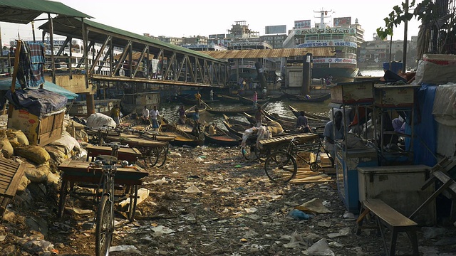 位于孟加拉国达卡的Sadarghat发射站是一个繁忙的客运枢纽，河岸上堆积着成吨的垃圾和污染视频下载