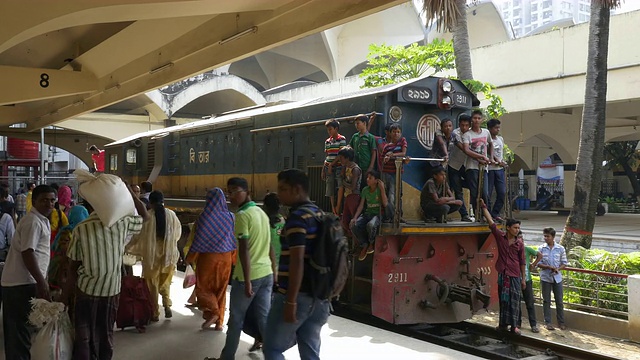 孟加拉国达卡火车站，孩子们在柴油火车上玩耍视频下载